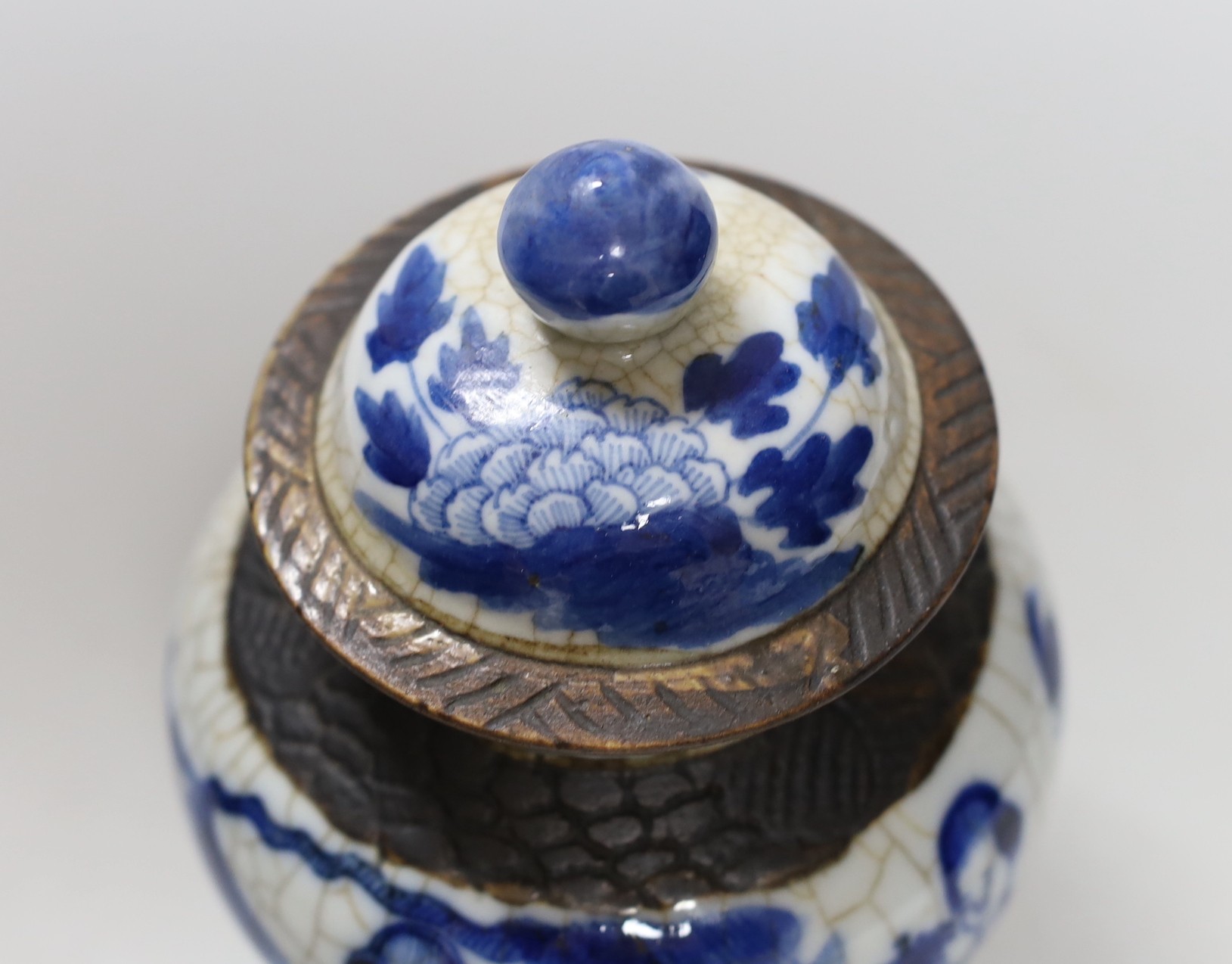 A 19th century Chinese blue and white crackle glaze vase and cover, 20cm